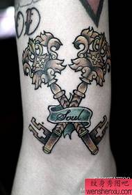 Arm pop populární klíčové tetování vzor