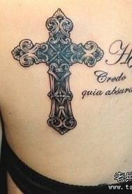 Ang abaga sa babaye nga dunay itum nga grey cross tattoo nga parisan