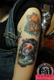 Braccio bellissimo modello di tatuaggio di bellezza della scuola popolare
