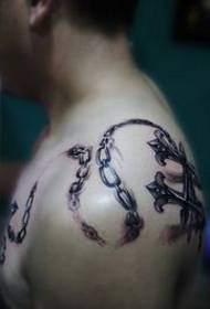 Na ramenu zgodan željezni sidro križ tetovaža uzorak