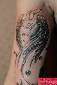Braccio pop con bellissime ali tatuate