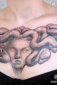 一個女孩的前胸經典酷美杜莎紋身圖案