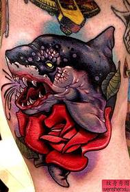 un tatuatge de rosa de tauró de personalitat