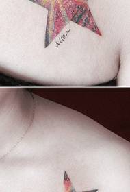Colorido patrón de tatuaxes de cinco puntas estrelladas e coloridas no peito das nenas