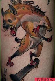 Espectáculo de tatuaxes, recomenda unha tatuaxe de lobo ao estilo escolar
