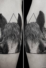 Геометријски узорак коња за тетоважу