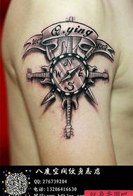 Naoružajte se popularnim klasičnim uzorkom tetovaže tetovaže