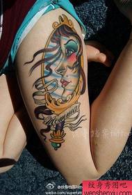 Belle gambe, popolare, bellissimo modello di tatuaggio a specchio