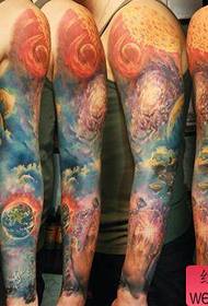 Manlike arm super aantreklike gekleurde blomme arm sterrehemel tattoo patroon