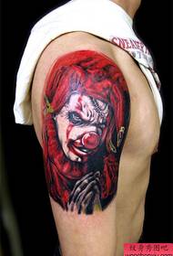 Den Aarm ass populär mat engem coolt Clown Tattoo Muster