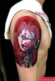 Kei te rongonui te ringa ki te tauira tattoo clown pai