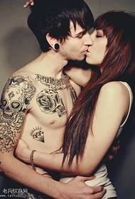 Muškarac s vrućim poljupcem s uzorkom tetovaže za djevojku