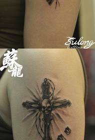 Arm pop klassieke kruisskedel tatoeëringspatroon