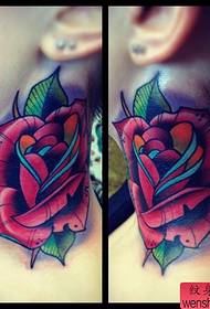 un tatuaggio rosa europeo e americano sul collo