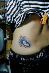Cintura da menina com um belo padrão de tatuagem nos olhos