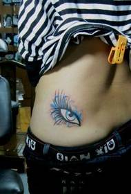 Vita della ragazza con un bel disegno del tatuaggio degli occhi