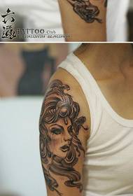 Klasyczny wzór tatuażu Medusa na ramieniu