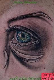 Patró masculí fresc de tatuatge d'ulls al pit