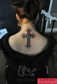 Djevojka na vratu lijepog izgleda križnog tetovaža