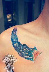 Un patrón de tatuaje de cielo estrellado de color muy popular