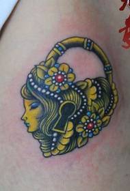 Ein exquisit schönes Liebesschloss-Tattoo-Muster