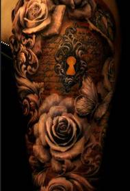 un tatuaje de rosas europeas y americanas en el brazo