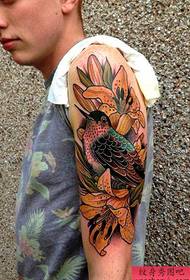 Գեղեցիկ տղամարդու թևի վրա շուշանի ծաղկի թռչունների դաջվածքի նկար