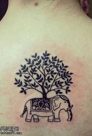 Povratak totem malo stablo s uzorkom tetovaže malog slona