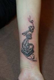 Tyttö käsivarsilukko tatuointi malli