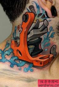 una hermosa máquina de tatuaje tatuaje en el cuello
