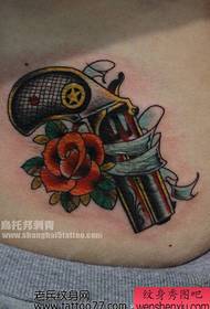 In Amerikaansk-styl pistoal rose tattoo patroan