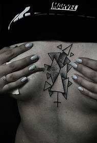 Tatoo la mtindo wa kipekee kwenye cleavage nzuri