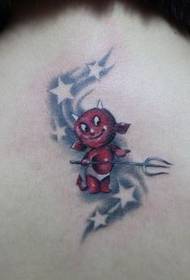 Zły tatuaż małego diabła na plecach