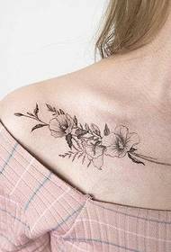 Un conjunto de tatuajes pequeños de bajo perfil para jóvenes