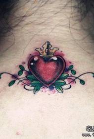 Gewilde pragtige tatoeëring van liefdes- en kroonpatrone