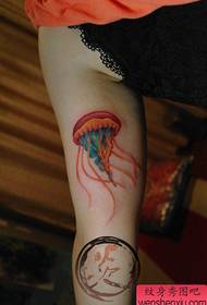 Ang sulud sa sulud sa bukton sa batang babaye nindot tan-awon sa bantog nga pattern sa tattoo jellyfish.