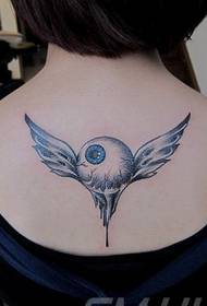 Un altro popolare modello di tatuaggio ad ala di occhio