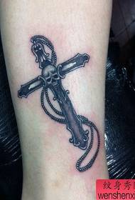 Krásne obľúbený krížový tetovací vzor na nohách