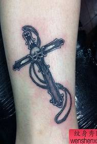 Modello di tatuaggio croce splendidamente popolare sulle gambe