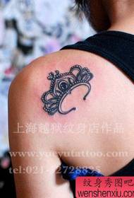 Le spalle della ragazza sembrano un buon modello di tatuaggio corona