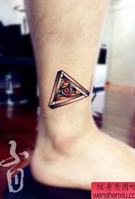 Begirada klasikoa eta triangeluetako tatuaje eredu klasikoa
