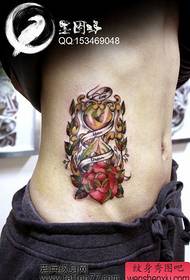 V páse populárny tetovací vzor s ružovými presýpacími hodinami z Európy a Ameriky