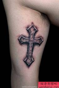 Braço masculino dentro clássico Cruz tatuagem padrão