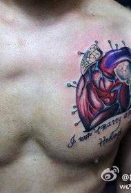 egy klasszikus szív tetoválás mintát a férfi mellkasán