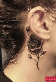 un motif de tatouage rose derrière l'oreille