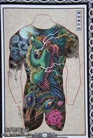 un colorato tatuaggio a forma di fenice a figura intera