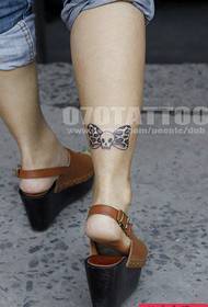 isang magandang tattoo ng butterfly bow sa guya