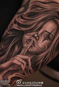 modello di tatuaggio femminile del fumetto sul polpaccio
