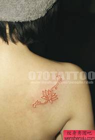 препоръчайте обикновен модел на татуировка на лотос на гърба