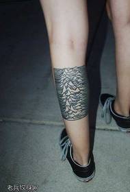disegno del tatuaggio totem montagna gamba